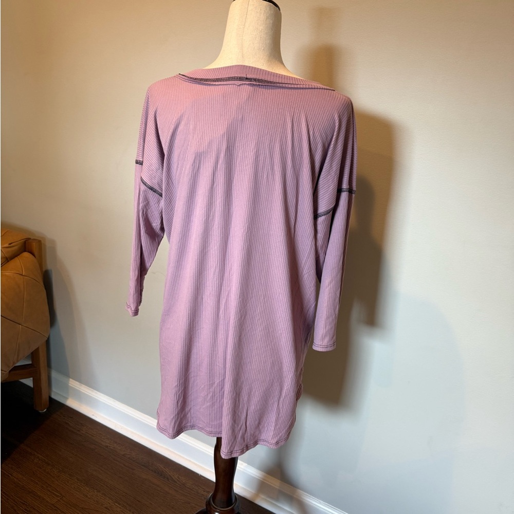 P & Rose Ribbed V-Neck
Top - Picture 6 of 7